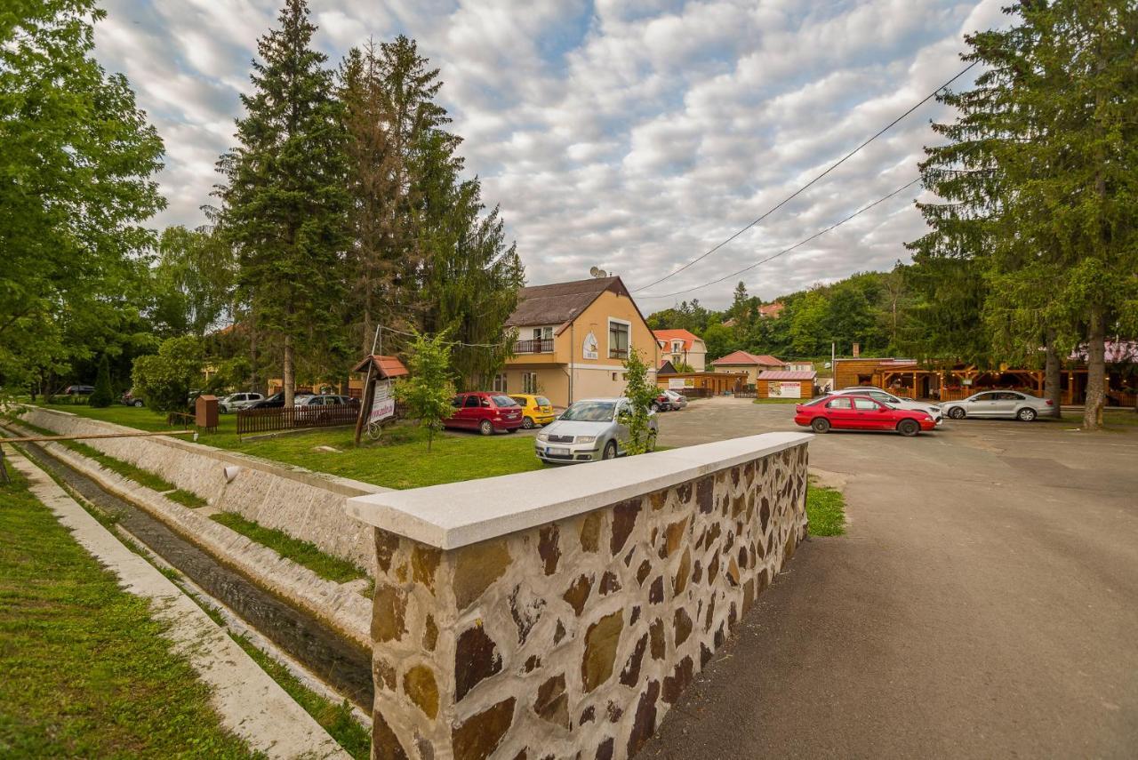 Lipicai Ifjusagi Szallo Szilvásvárad Buitenkant foto